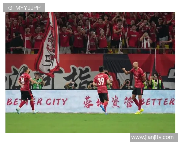 成都足球队的团队协作揭秘：如何在赛场上实现完美配合与默契合作